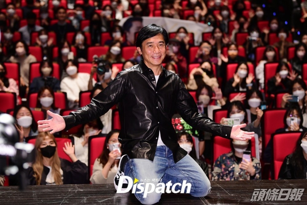 睇偉仔幾開心。